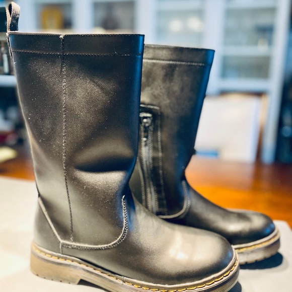 Waterproof Boots - Picture 2 of 6